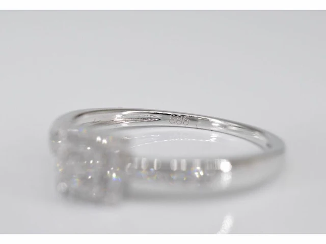 Witgouden entourage ring met diamanten - afbeelding 5 van  9