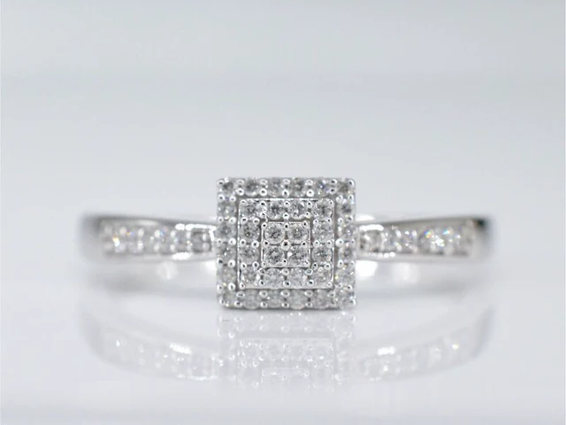 Witgouden entourage ring met diamanten - afbeelding 6 van  9