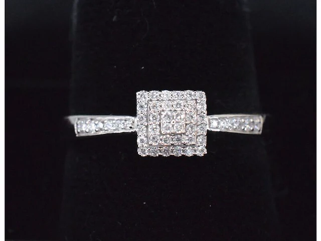 Witgouden entourage ring met diamanten - afbeelding 7 van  9