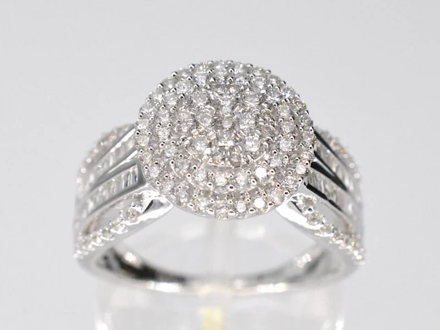 Witgouden entourage ring met diamanten - afbeelding 1 van  5