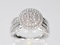 Witgouden entourage ring met diamanten - afbeelding 1 van  5