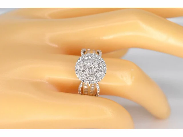 Witgouden entourage ring met diamanten - afbeelding 2 van  5