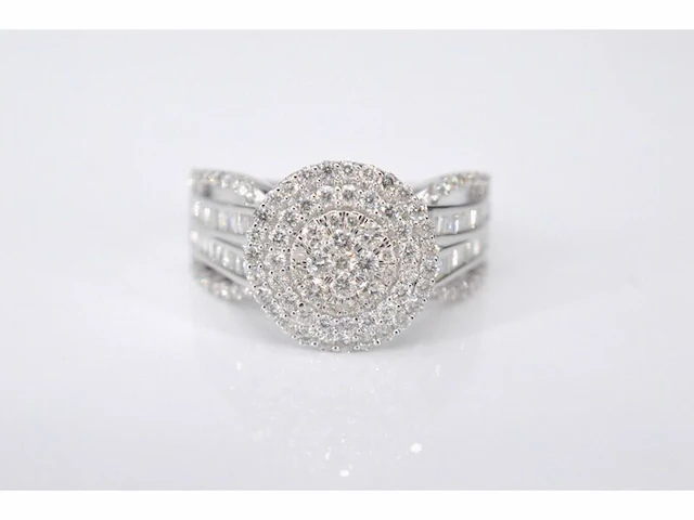 Witgouden entourage ring met diamanten - afbeelding 3 van  5