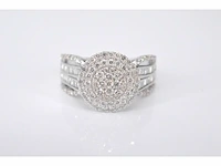 Witgouden entourage ring met diamanten - afbeelding 3 van  5