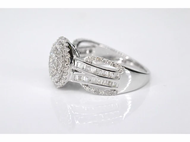 Witgouden entourage ring met diamanten - afbeelding 4 van  5