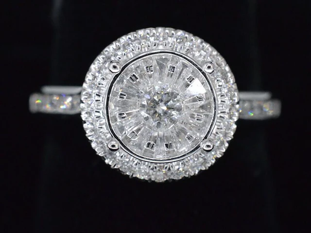 Witgouden entourage ring met diamanten - afbeelding 1 van  5