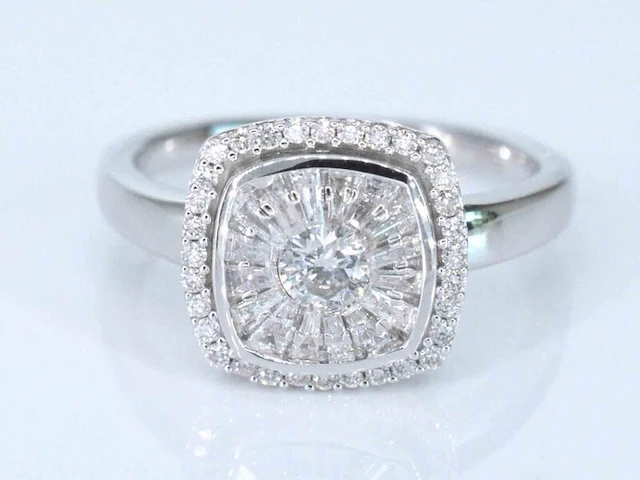 Witgouden entourage ring met diamanten - afbeelding 1 van  9