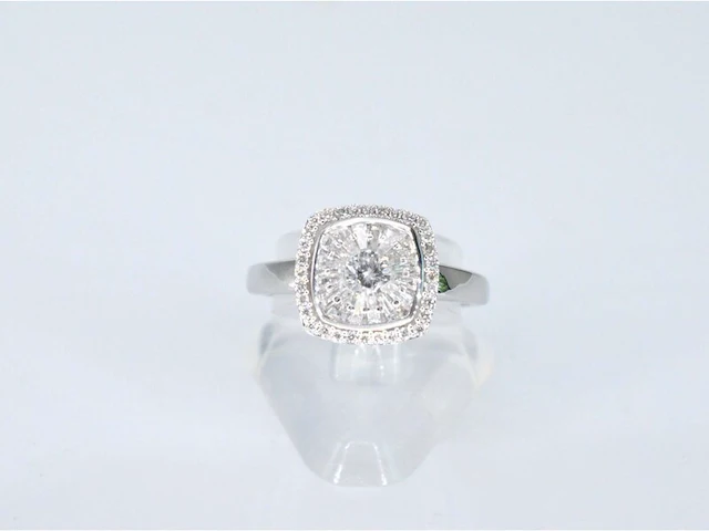 Witgouden entourage ring met diamanten - afbeelding 6 van  9