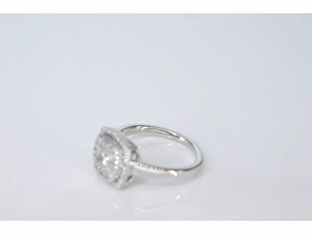 Witgouden entourage ring met diamanten - afbeelding 7 van  9