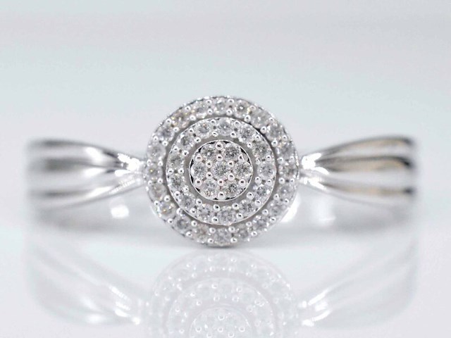 Witgouden entourage ring met diamanten - afbeelding 1 van  9