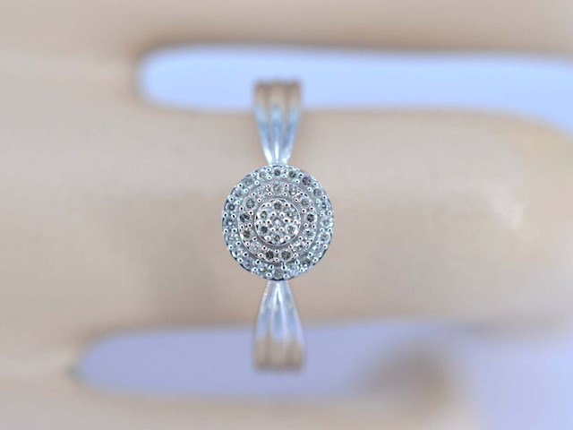 Witgouden entourage ring met diamanten - afbeelding 2 van  9