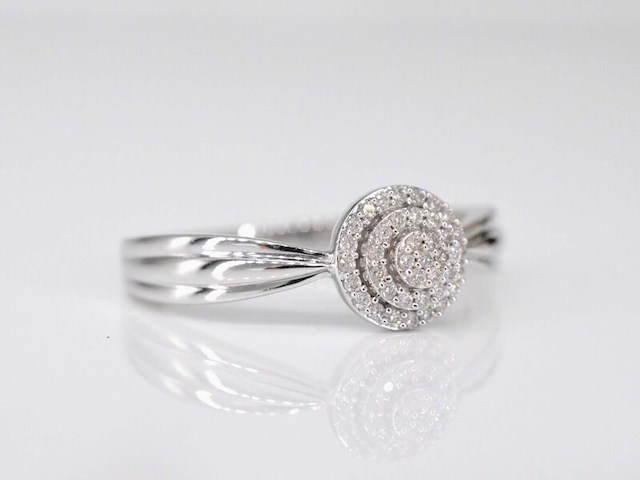 Witgouden entourage ring met diamanten - afbeelding 7 van  9