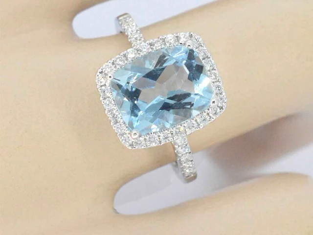 Witgouden entourage ring met een bijzondere aquamarijn - afbeelding 3 van  10