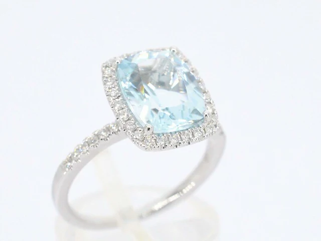 Witgouden entourage ring met een bijzondere aquamarijn - afbeelding 5 van  10
