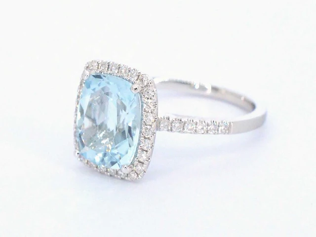 Witgouden entourage ring met een bijzondere aquamarijn - afbeelding 8 van  10