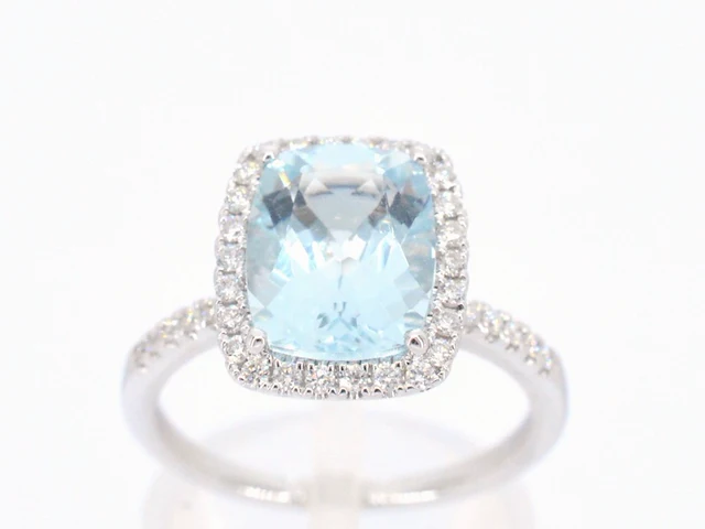 Witgouden entourage ring met een bijzondere aquamarijn - afbeelding 1 van  10