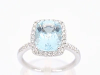 Witgouden entourage ring met een bijzondere aquamarijn - afbeelding 1 van  10