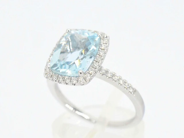 Witgouden entourage ring met een bijzondere aquamarijn - afbeelding 3 van  10