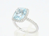 Witgouden entourage ring met een bijzondere aquamarijn - afbeelding 3 van  10