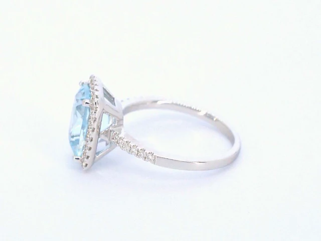 Witgouden entourage ring met een bijzondere aquamarijn - afbeelding 5 van  10