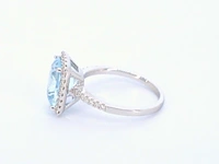 Witgouden entourage ring met een bijzondere aquamarijn - afbeelding 5 van  10