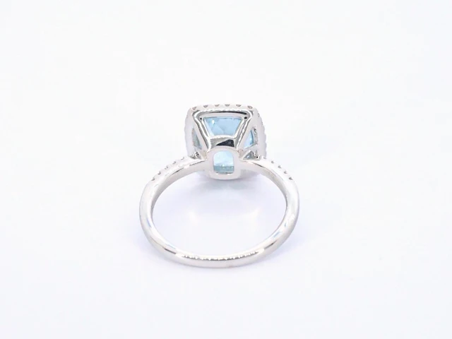 Witgouden entourage ring met een bijzondere aquamarijn - afbeelding 6 van  10