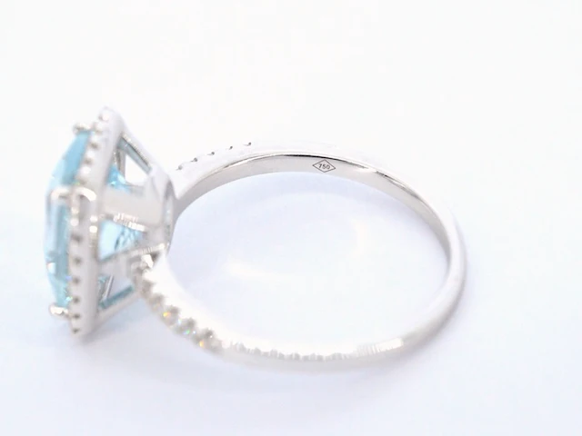 Witgouden entourage ring met een bijzondere aquamarijn - afbeelding 8 van  10
