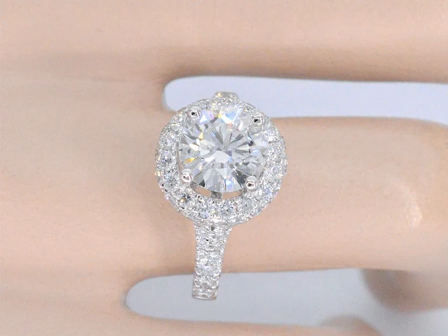 Witgouden entourage ring met een briljant geslepen diamant 2.00 carat - afbeelding 3 van  10