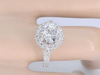 Witgouden entourage ring met een briljant geslepen diamant 2.00 carat - afbeelding 3 van  10