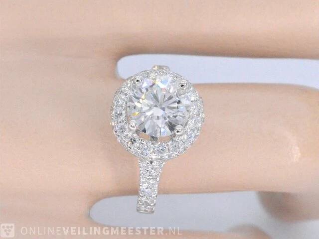 Witgouden entourage ring met een briljant geslepen diamant 2.00 carat - afbeelding 3 van  10