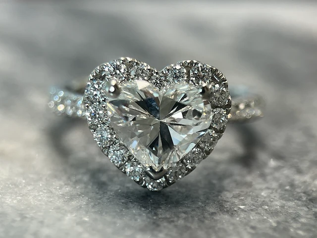 Witgouden entourage ring met een hartvorm geslepen diamant van 2.00 carat - afbeelding 1 van  12