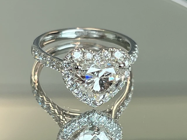 Witgouden entourage ring met een hartvorm geslepen diamant van 2.00 carat - afbeelding 6 van  12