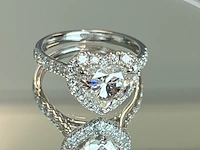 Witgouden entourage ring met een hartvorm geslepen diamant van 2.00 carat - afbeelding 6 van  12
