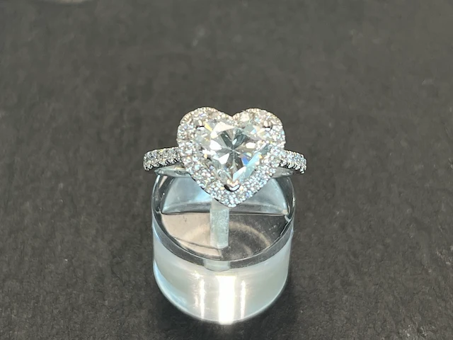 Witgouden entourage ring met een hartvorm geslepen diamant van 2.00 carat - afbeelding 8 van  12