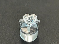 Witgouden entourage ring met een hartvorm geslepen diamant van 2.00 carat - afbeelding 8 van  12