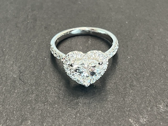 Witgouden entourage ring met een hartvorm geslepen diamant van 2.00 carat - afbeelding 9 van  12