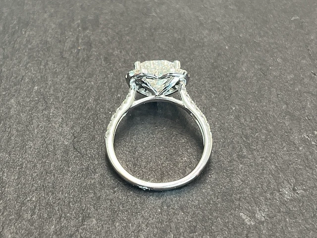 Witgouden entourage ring met een hartvorm geslepen diamant van 2.00 carat - afbeelding 10 van  12