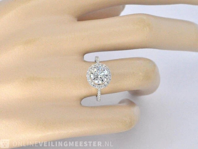 Witgouden entourage ring met een middensteen van 1.52 carat briljant geslepen diamant - afbeelding 3 van  10