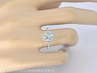 Witgouden entourage ring met een middensteen van 1.52 carat briljant geslepen diamant - afbeelding 3 van  10