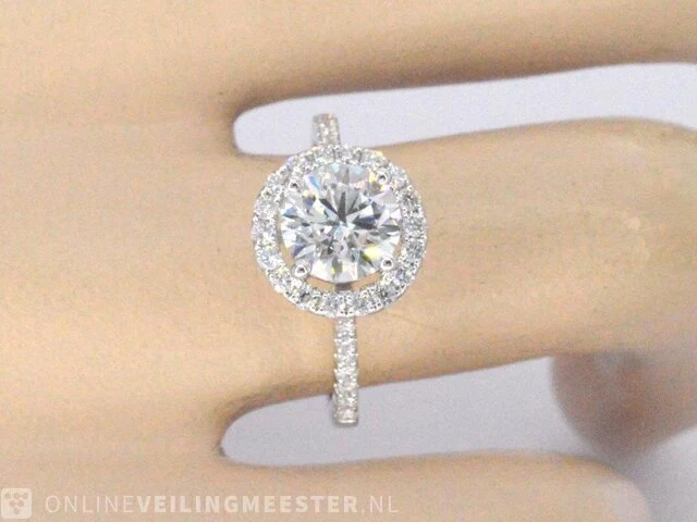 Witgouden entourage ring met een middensteen van 1.52 carat briljant geslepen diamant - afbeelding 9 van  10