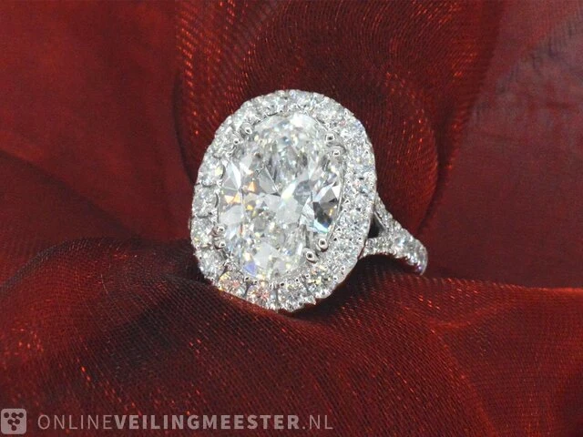 Witgouden entourage ring met een ovaal van 5.00 carat - afbeelding 1 van  9