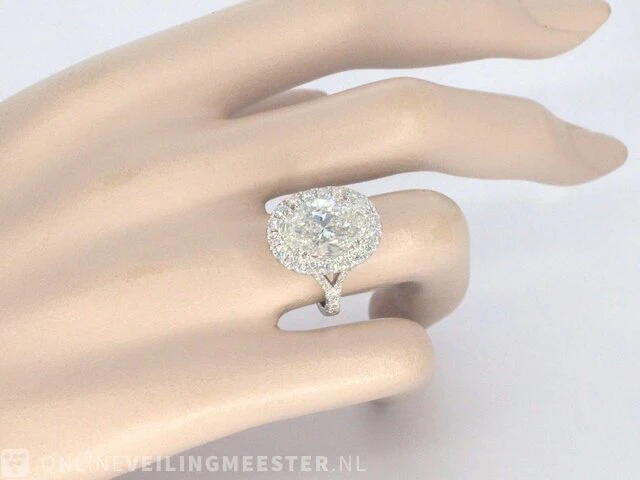 Witgouden entourage ring met een ovaal van 5.00 carat - afbeelding 3 van  9