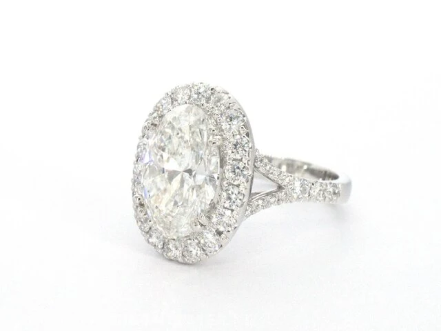 Witgouden entourage ring met een ovaal van 5.00 carat - afbeelding 3 van  8