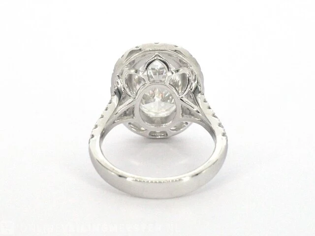 Witgouden entourage ring met een ovaal van 5.00 carat - afbeelding 6 van  8