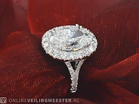 Witgouden entourage ring met een ovaal van 5.00 carat - afbeelding 7 van  8