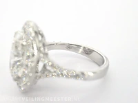 Witgouden entourage ring met een ovaal van 5.00 carat - afbeelding 8 van  8
