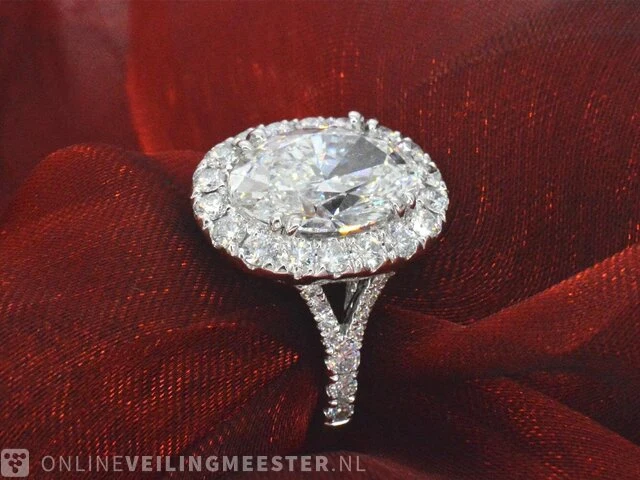 Witgouden entourage ring met een ovaal van 5.00 carat - afbeelding 8 van  10
