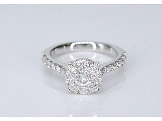 Witgouden entourage ring met grote briljant geslepen diamanten - afbeelding 1 van  7