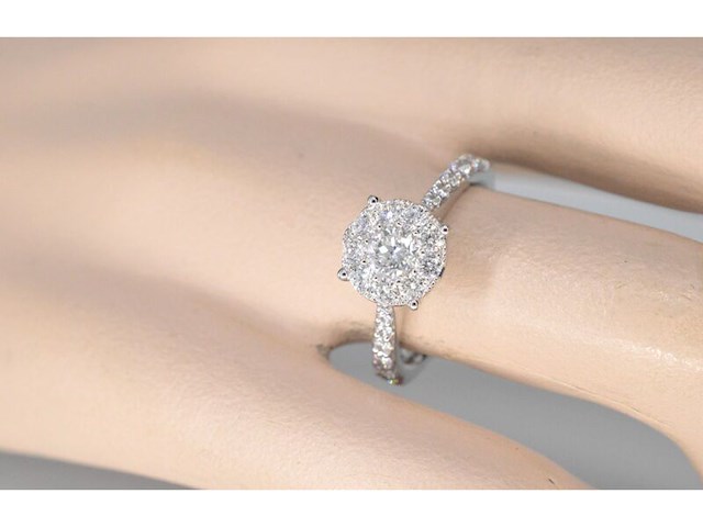 Witgouden entourage ring met grote briljant geslepen diamanten - afbeelding 2 van  7