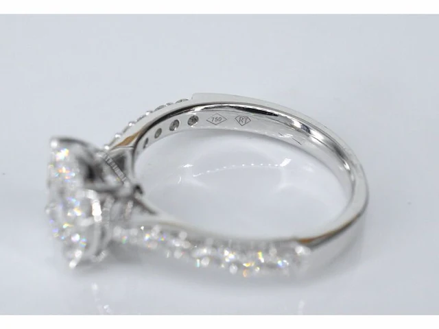 Witgouden entourage ring met grote briljant geslepen diamanten - afbeelding 5 van  7